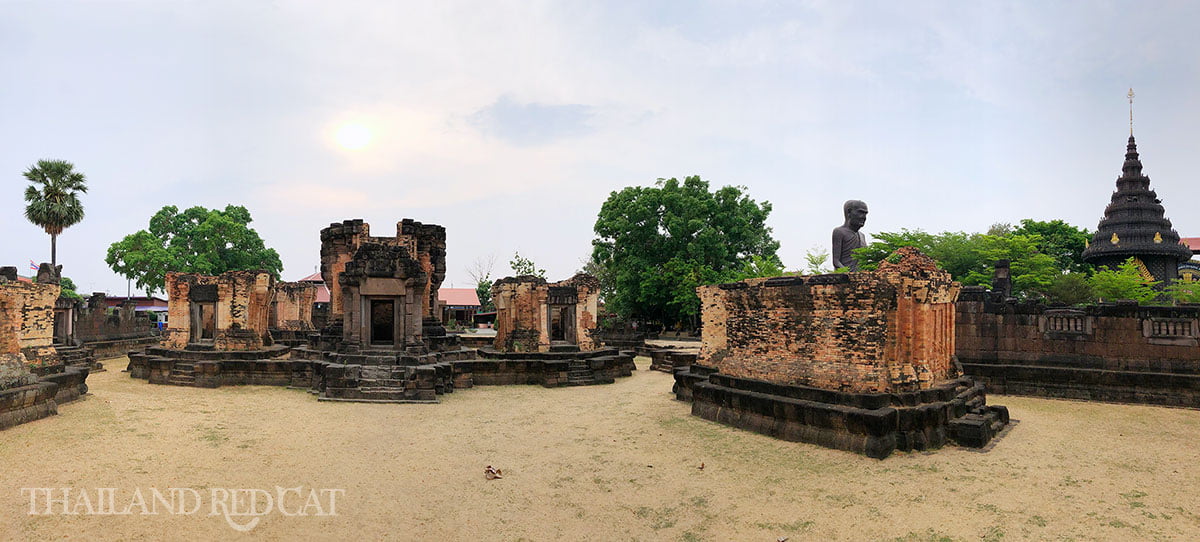 Wat Sa Kamphaeng Yai Sisaket